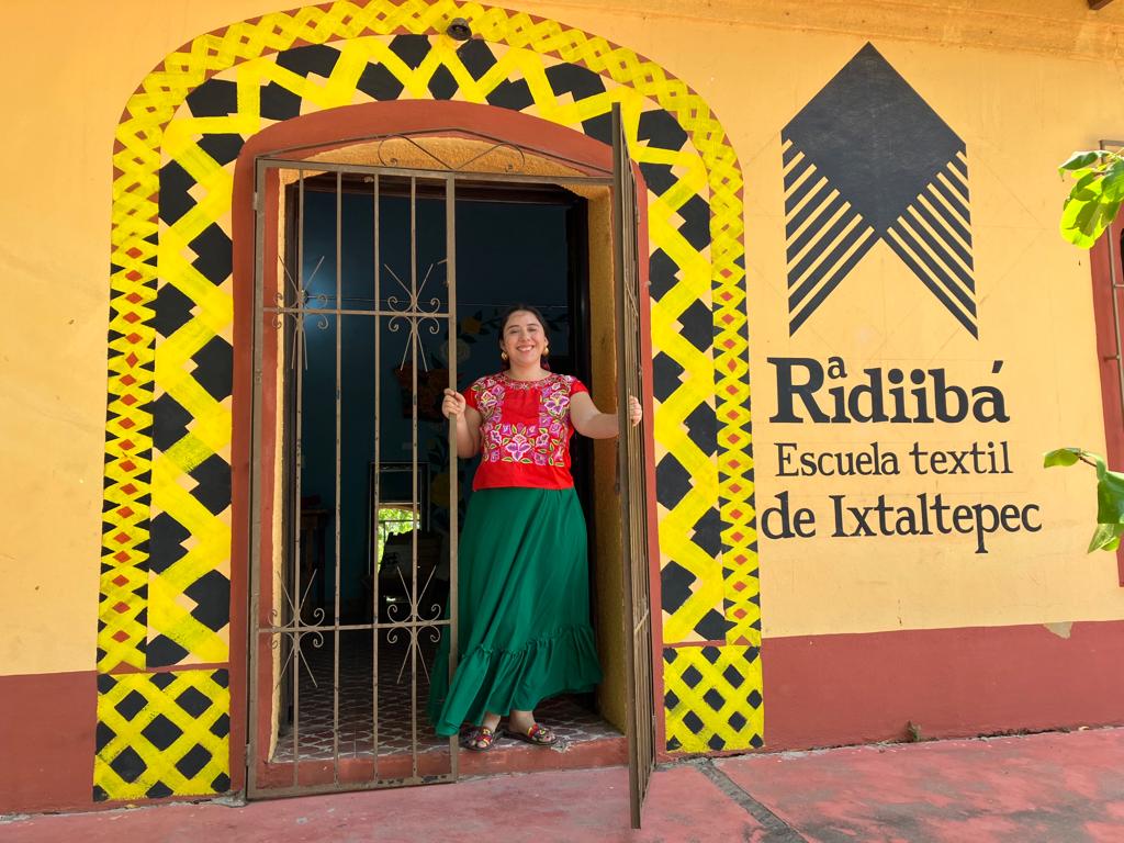 “Riddibá”, la escuela textil en Oaxaca que revitaliza el traje típico de cadenilla de la mujer istmeña