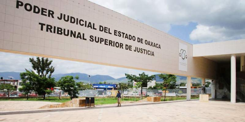 Magistrado se esconde en el baño para evitar recibir notificación