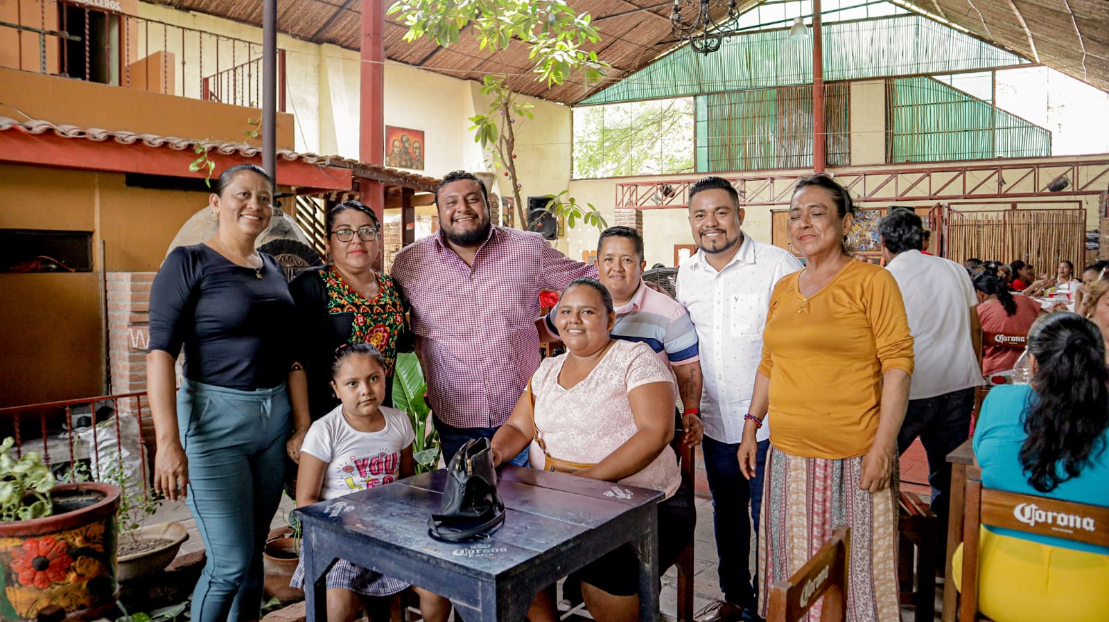 Convive Miguel Quetu con madres trabajadoras, de sindicatos que laboran en el ayuntamiento