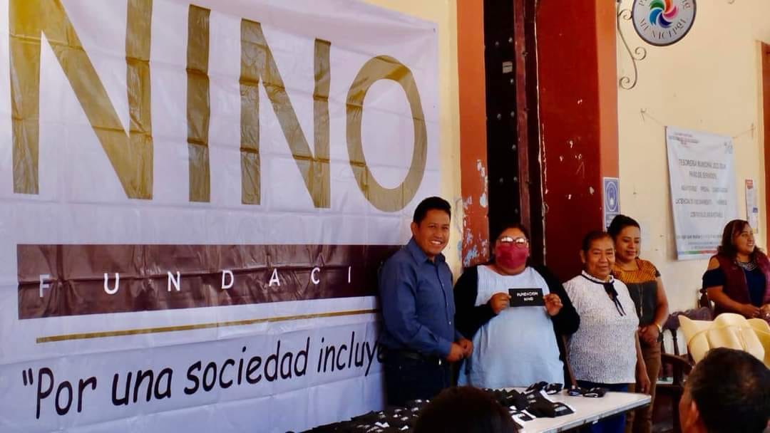 Entrega Fundación Nino lentes gratis, en San Pedro y San Pablo Teposcolula