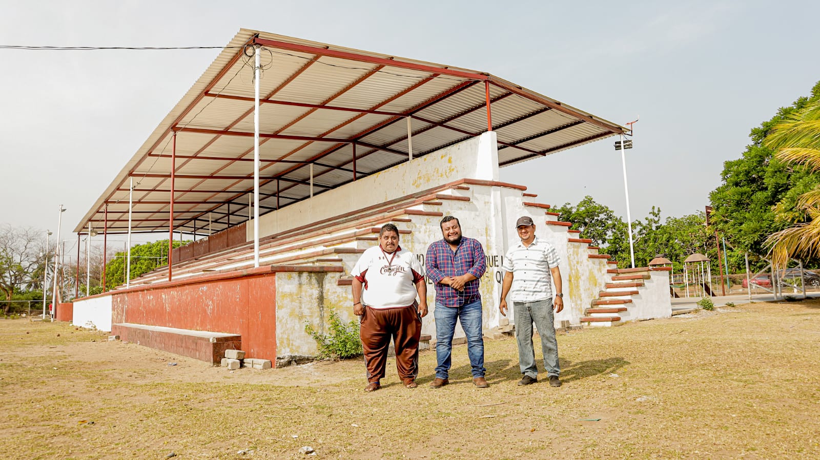 Concluye ayuntamiento rehabilitación de techado metálico del campo Tiburones: Miguel Sánchez Altamirano