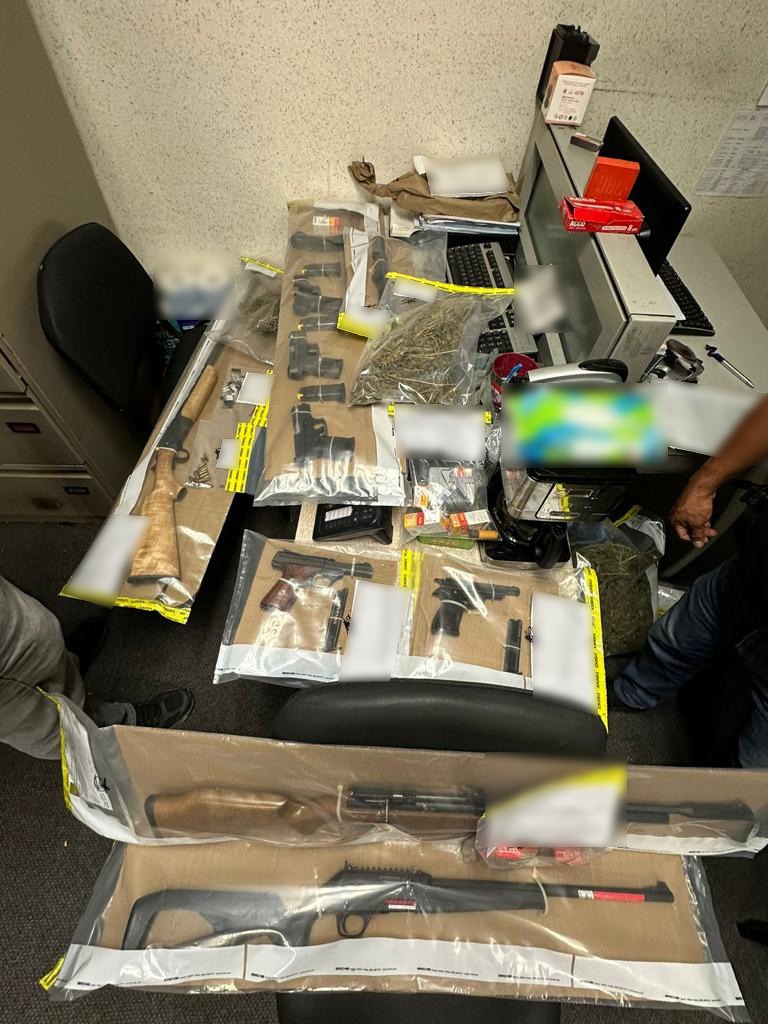 En cateo realizado en Miahuatlán, Fiscalía de Oaxaca detiene a “El Chalío”; asegura armas y drogas