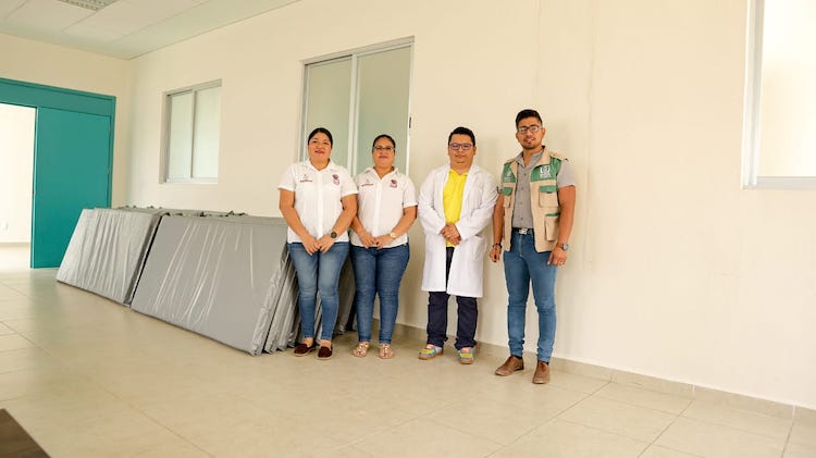 Entrega DIF juchiteco lote de colchonetas a Hospital de Especialidades Materno Infantil
