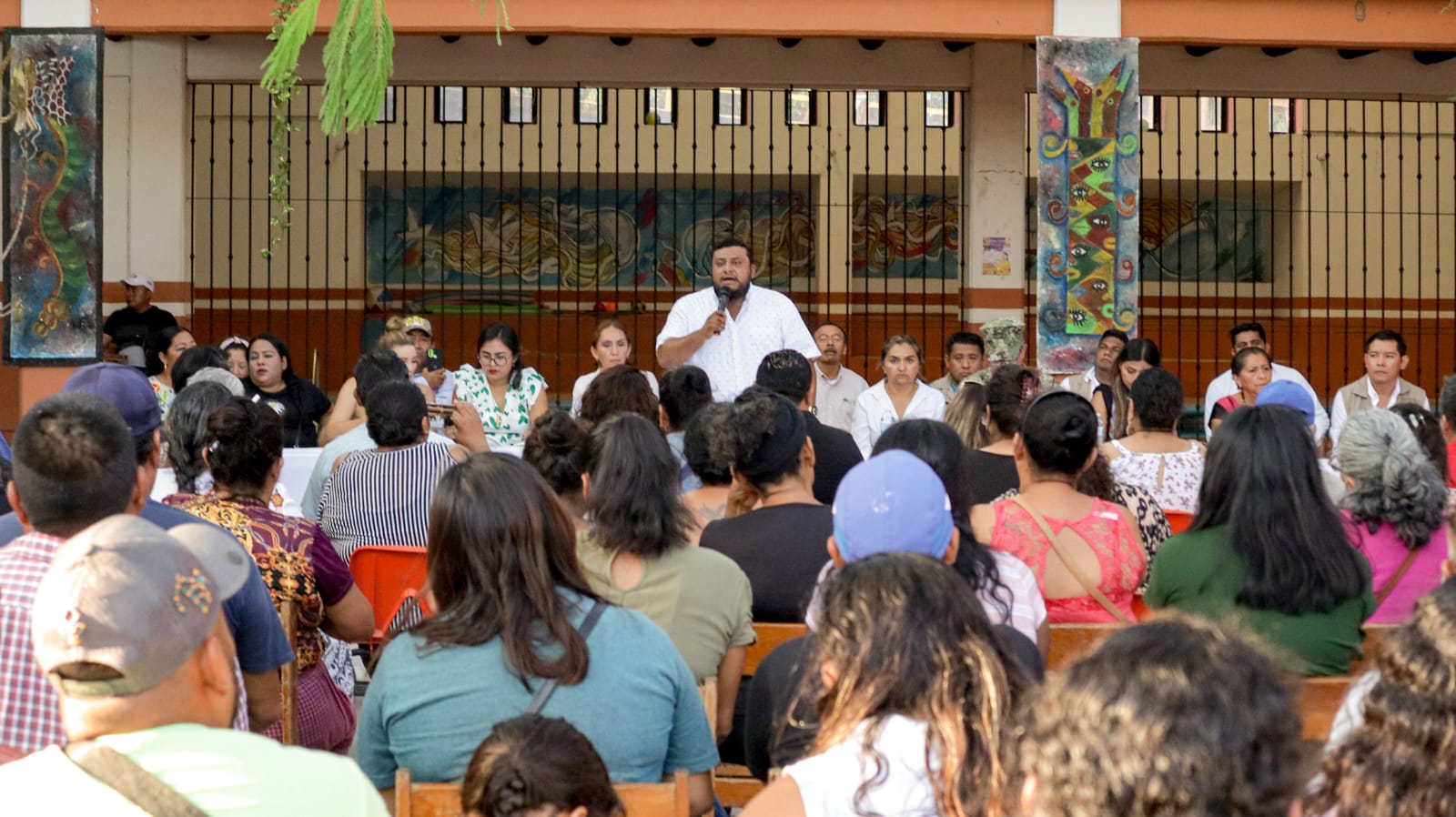 Informan Semar y Cabildo juchiteco a vecinos sobre proyecto de rehabilitación de vías del tren