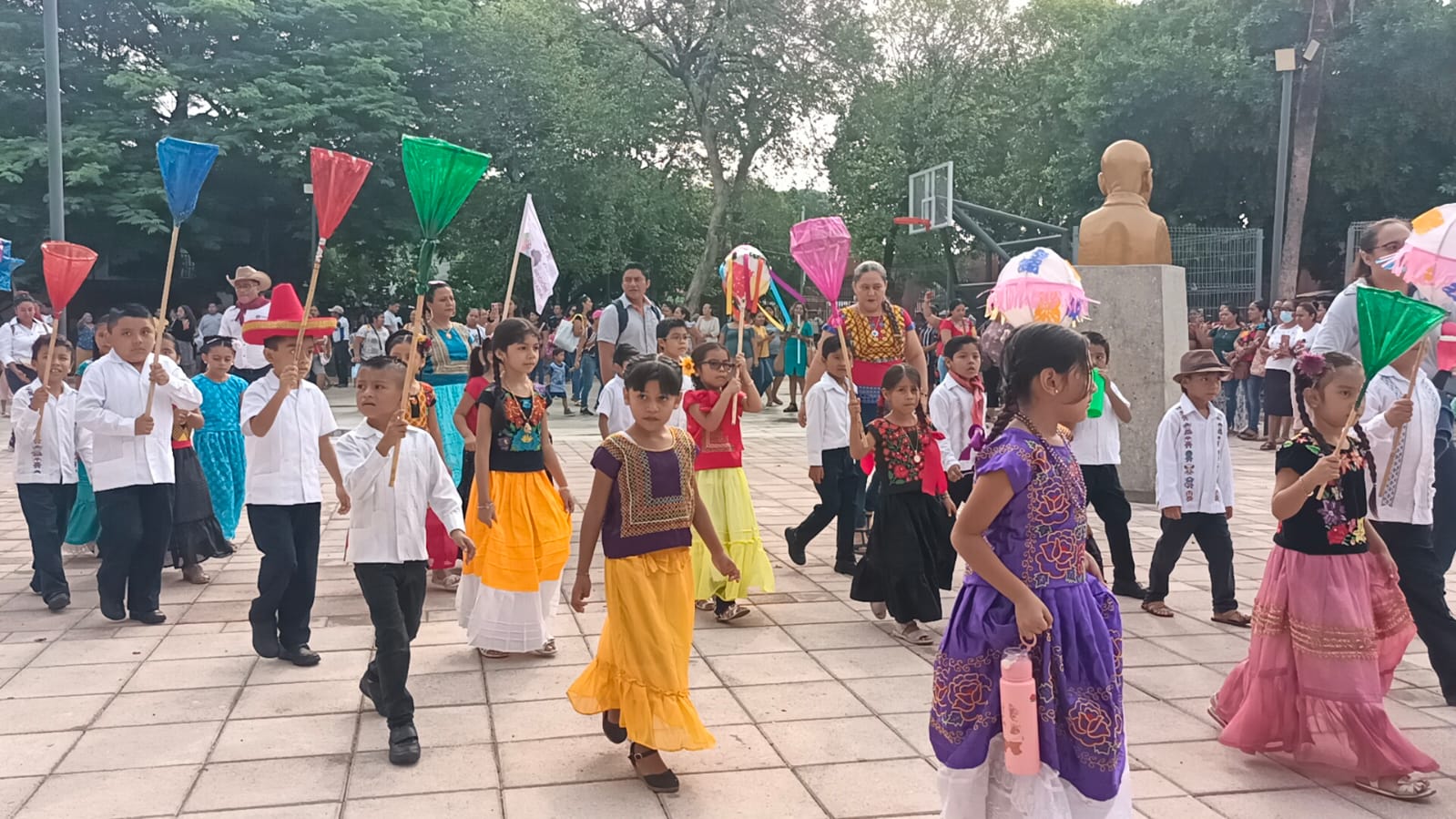 IEEPO y ayuntamiento juchiteco realizan Calenda Educativa en Centro Escolar Juchitán