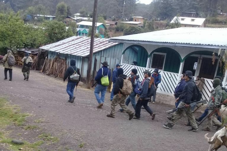 Por violencia, pobladores de El Tlacuache emprenden desplazamiento forzado