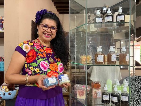 Nery Gurrión, enfermera zapoteca que conserva plantas nativas del pueblo binnizá en pócimas para sanación del cuerpo