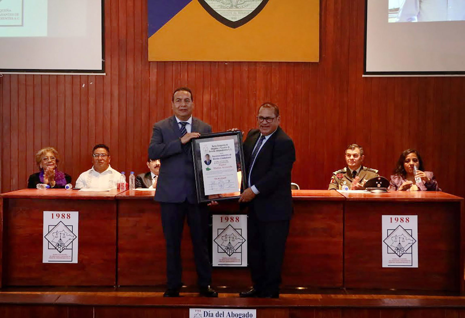 Las y los abogados, equilibrio y enlace entre autoridades y sociedad