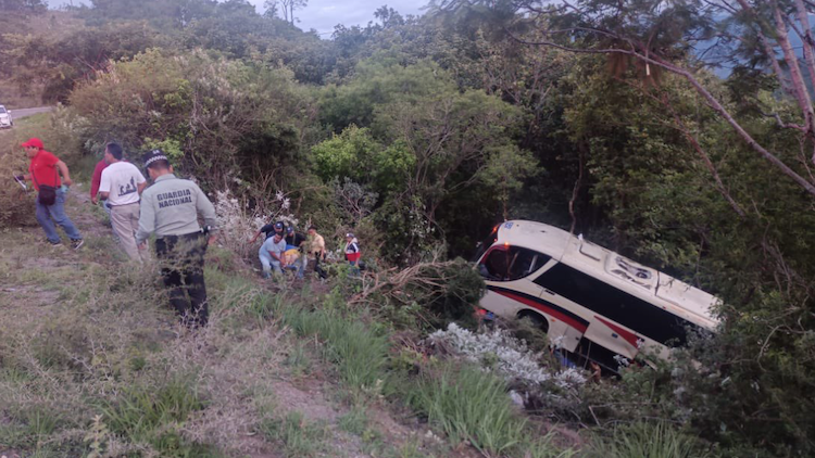 Atiende Gobierno de Oaxaca a víctimas del accidente carretero en Nejapa de Madero