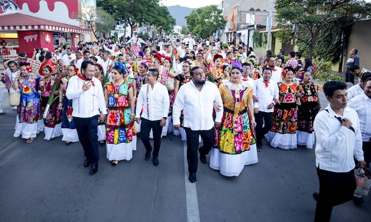 Vistosa presentación de Juchitán en primer Desfile de Delegaciones  de la Guelaguetza