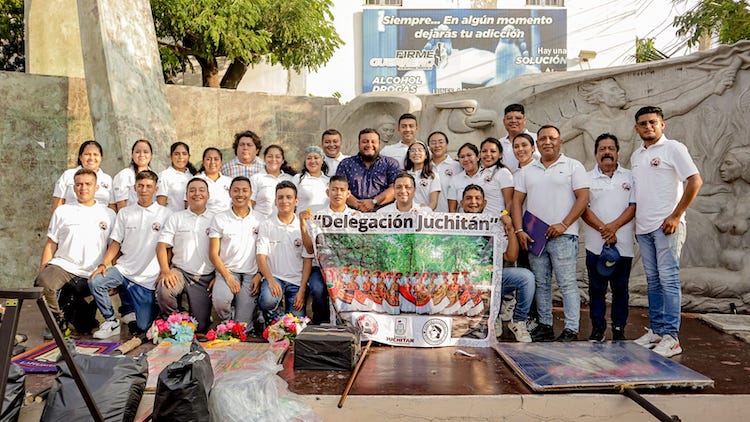 Despide Miguel Sánchez Altamirano a delegación que representará a Juchitán en la Guelaguetza
