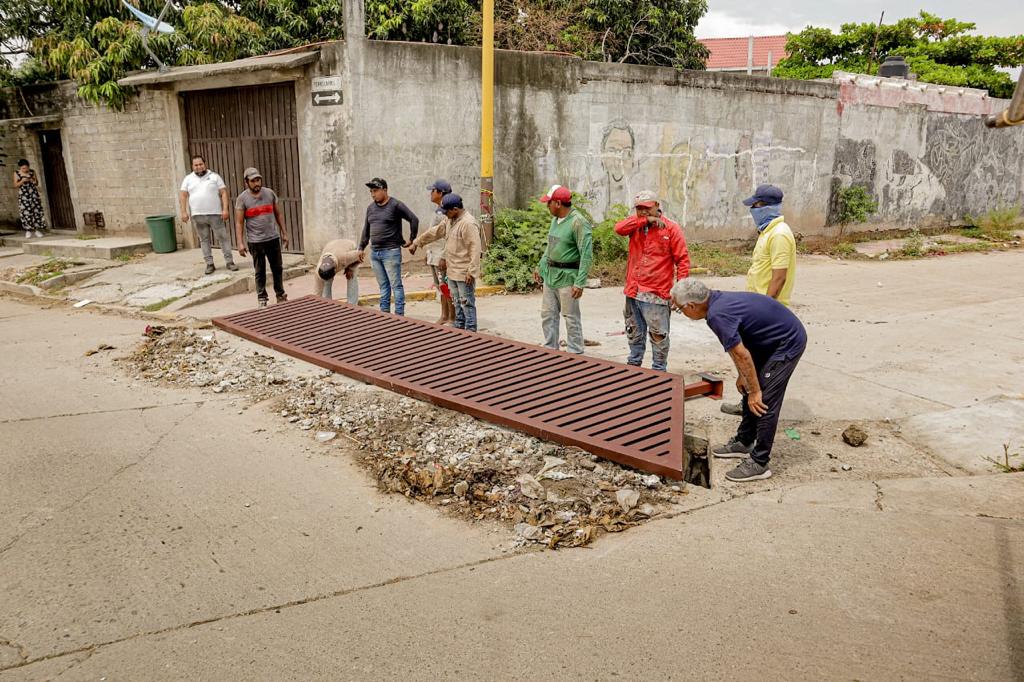 Repone gobierno de Juchitán rejilla para drenaje pluvial en fraccionamiento IVO