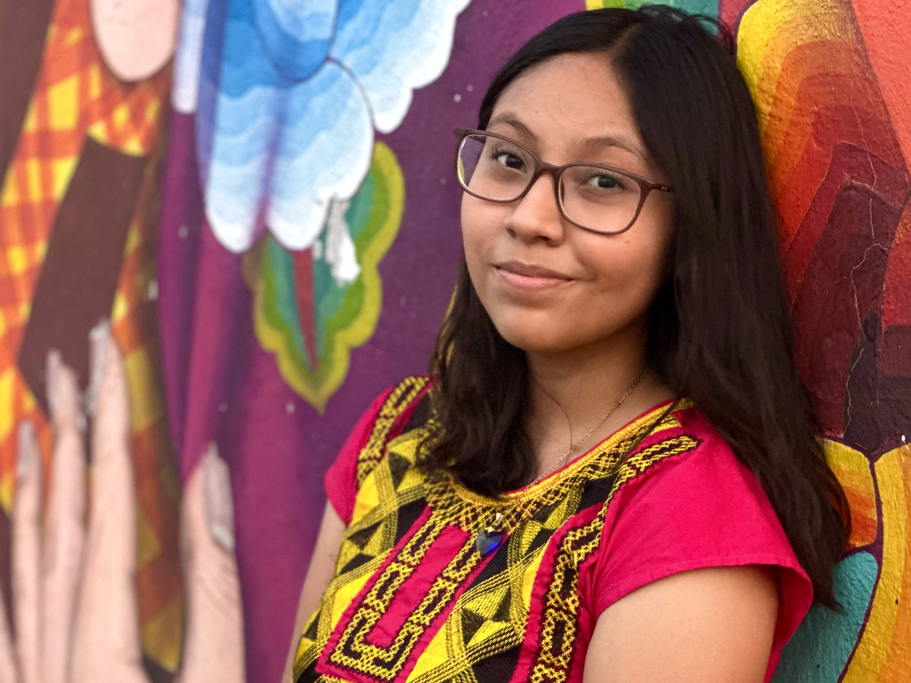 Azul Sicarú, joven zapoteca propone el “Día Estatal de la Bordadora y Tejedora” para dignificar a artesanas