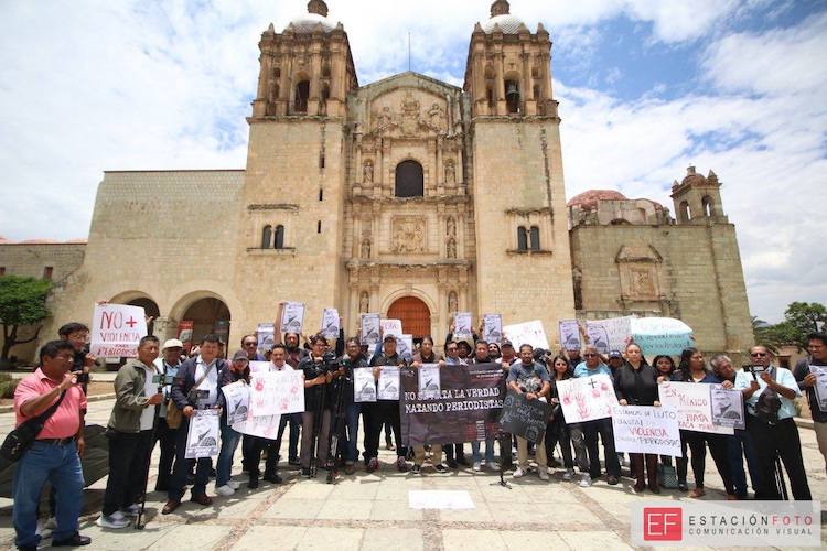 Gremio periodístico de Oaxaca protesta por asesinato del periodista Luis Martín Sánchez 