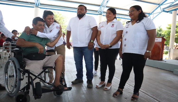 Atestigua Miguel Sánchez entrega de aparatos funcionales por DIF juchiteco, Beneficencia Pública y DIF Oaxaca