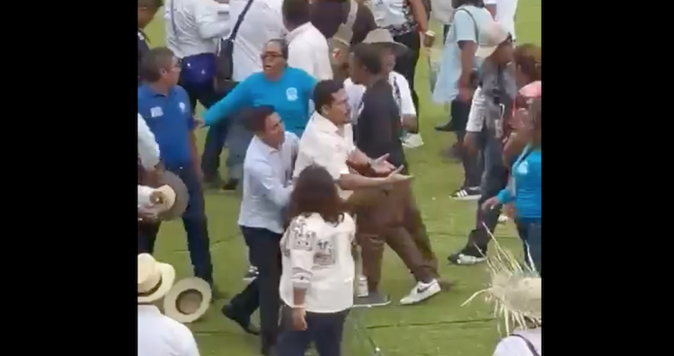 Batalla campal en la Guelaguetza magisterial; diputado federal de Morena protagoniza riña