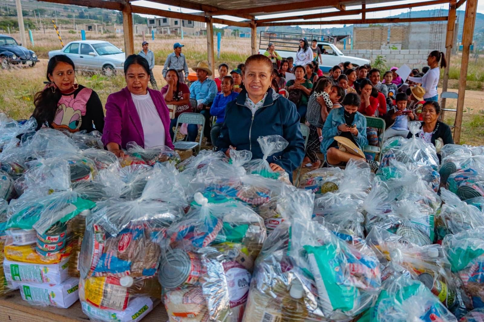 Entrega DIF Municipal de Zaachila despensas en colonia Satélite