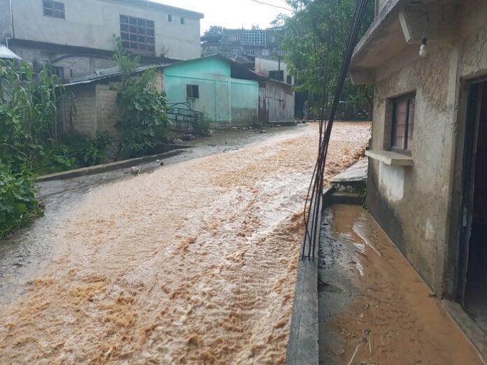 Lluvias incomunican a la comunidad de Santiago Atitlán, en la sierra norte