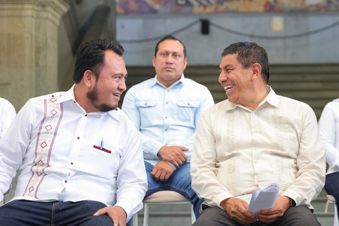 Dotan de claves a 48 escuelas de educación básica de Oaxaca