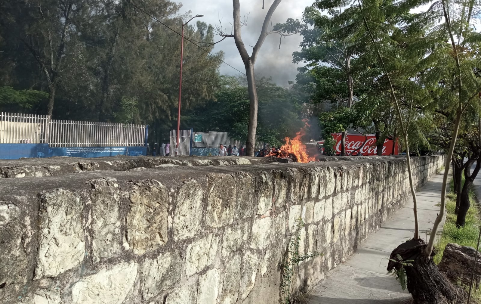 Vuelven normalistas a las protestas; detienen a 20