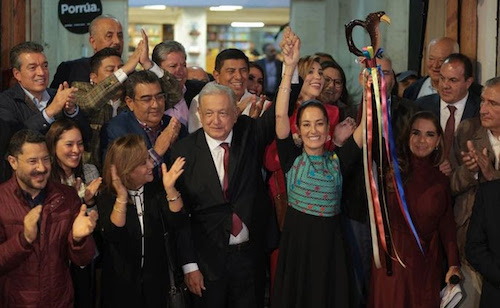 “Vamos a caminar juntos y juntas en unidad”; Claudia Sheinbaum recibe el “bastón de mando” de manos de AMLO