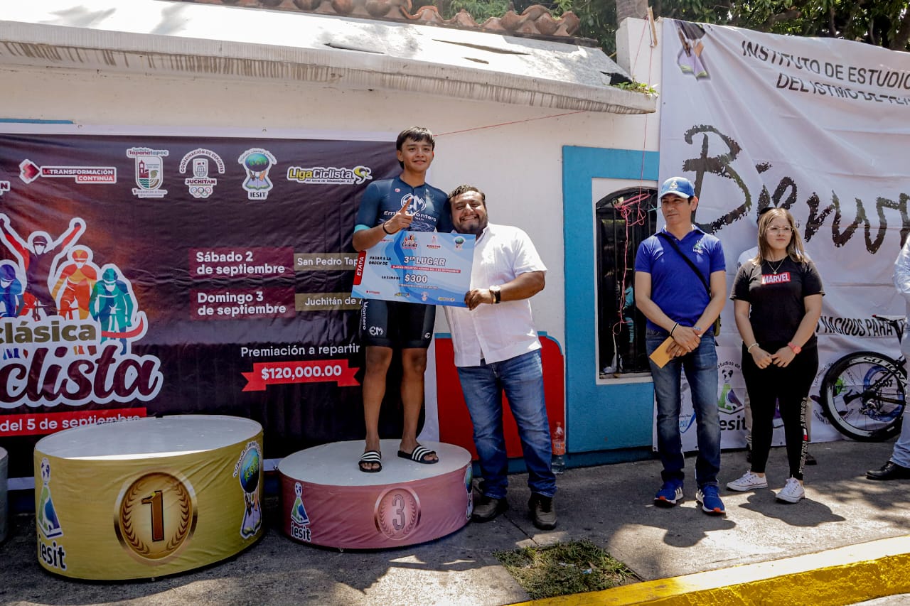 Miguel Sánchez premia a ganadores de primera etapa de Clásica Ciclista Héroes del 5 de Septiembre