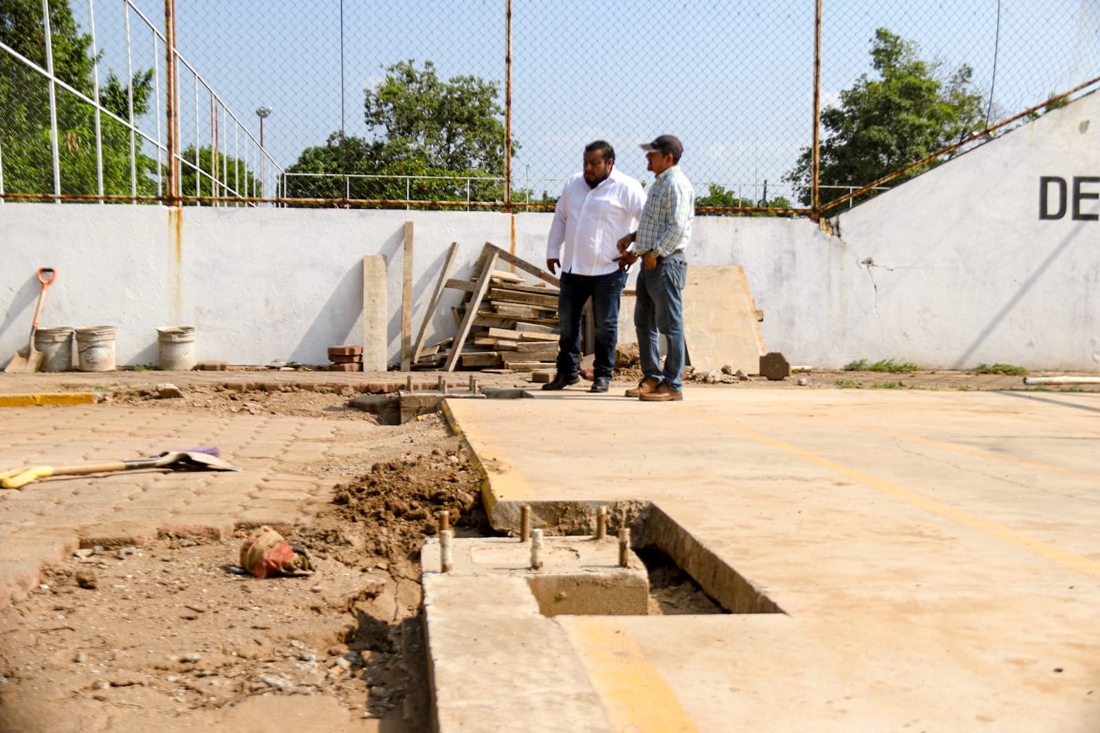 Supervisa Miguel Sánchez Altamirano construcción de techado deportivo “Che Gómez”