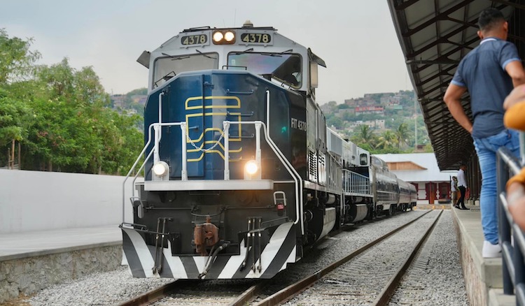 Inicia recorrido de tren interoceánico de Istmo de Tehuantepec a Coatzacoalcos