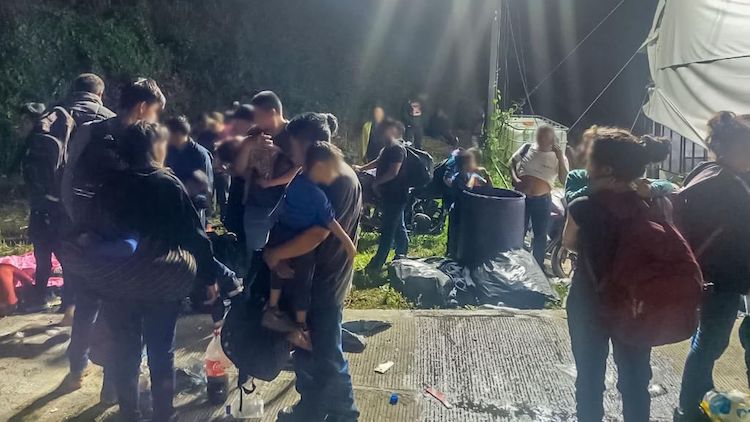 Hacinados y deshidratados fueron localizados 350 migrantes extranjeros en la caja de un tráiler