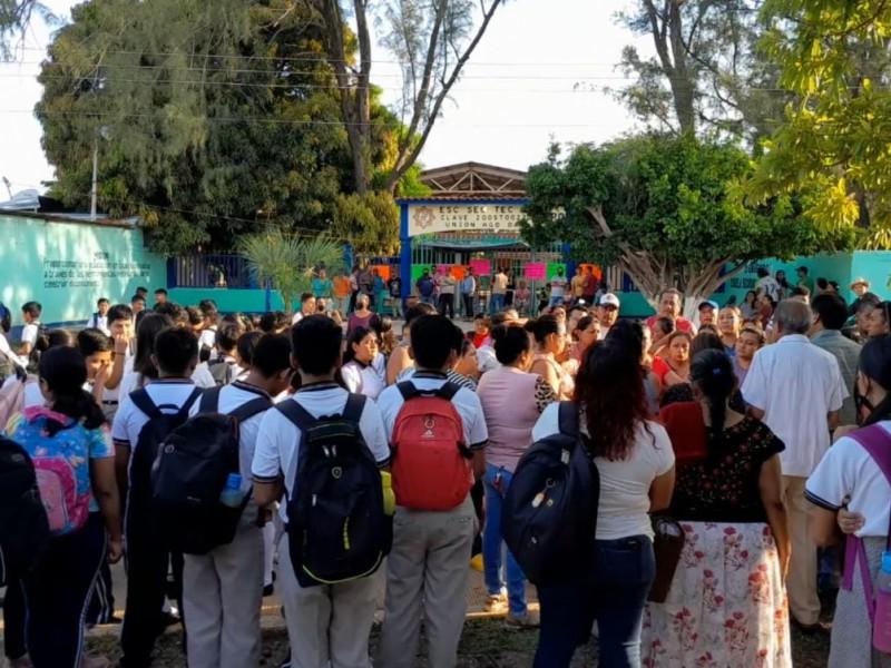 Por conflicto Interlaboral más de 300 alumnos de secundaria llevan una semana sin clases en Oaxaca