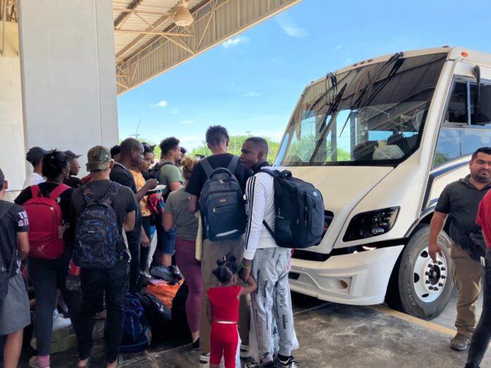 las personas migrantes pueden adquirir boletos de forma rápida para avanzar su travesía