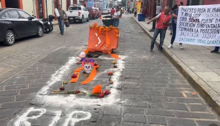 Transforman bache en tumba enorme; se ubica en el centro de Oaxaca
