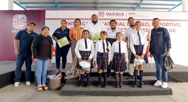 Participa Miguel Sánchez Altamirano en entrega de apoyos del IEEPO a escuelas de Juchitán 