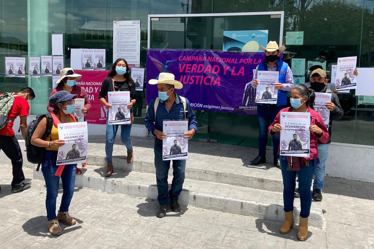 Agosto de 2021. Integrantes de la organización MAIZ se manifiestan afuera de la Casa de Justicia de Tehuacán, exigiendo la aparición de su compañero Sergio Rivera. Foto: cortesía MAIZ.  