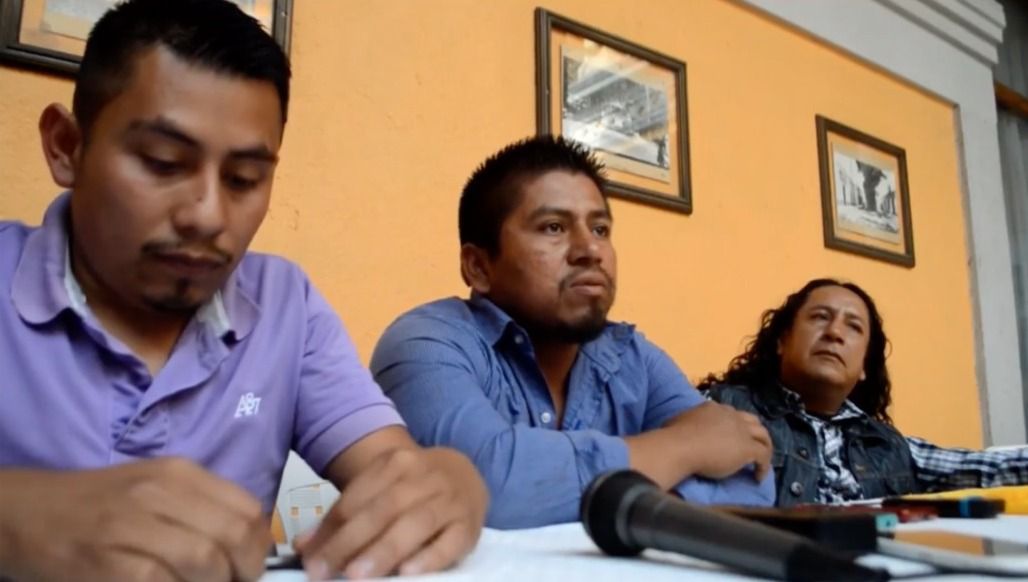 Sergio Rivera (en el centro) durante una de las conferencias de prensa en la ciudad de Tehuacán. Imagen tomada de la serie documental Sergio Rivera, presente. La resistencia en la Sierra Negra de Puebla, realizada por Radio Zapote. 