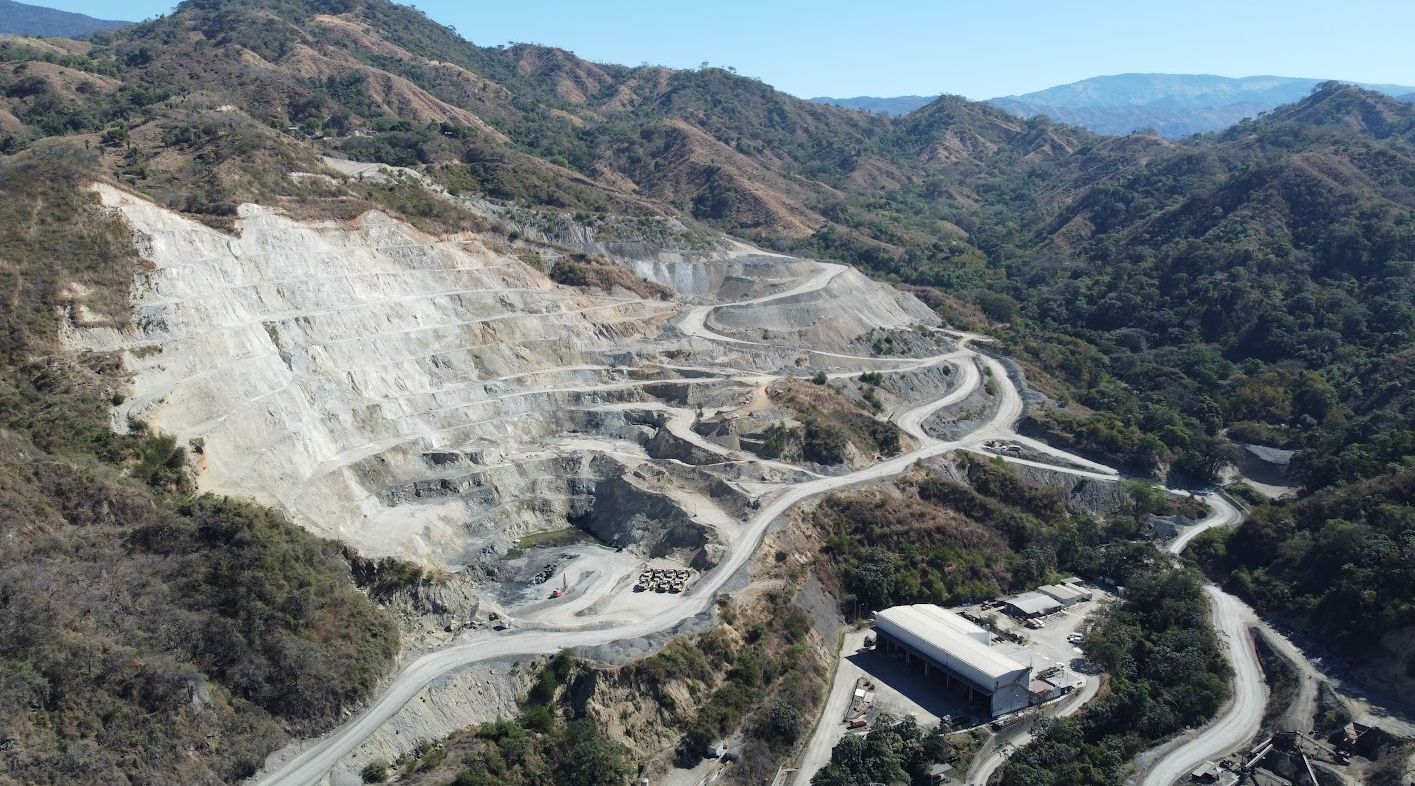 Vista aérea de la mina Las Encinas, ahora propiedad de la empresa minera Ternium. Foto: Heriberto Paredes. 