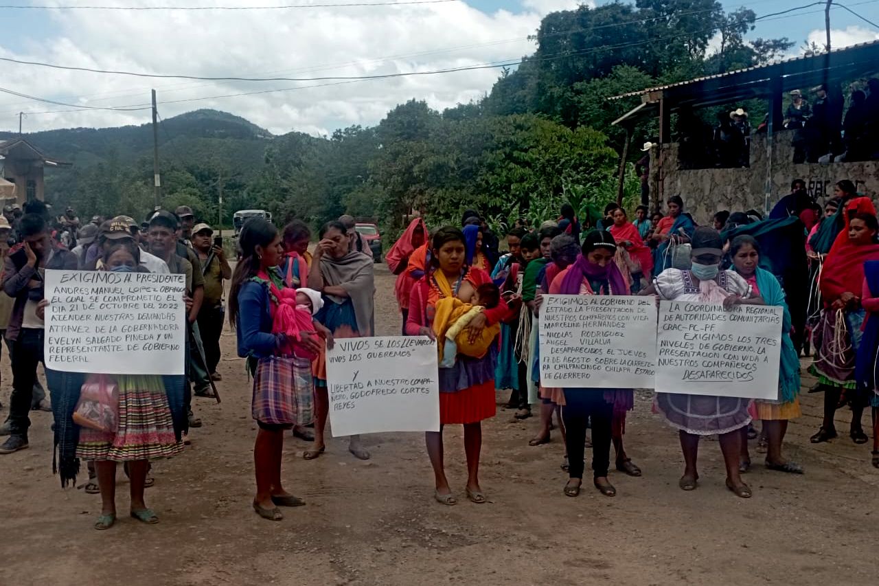 Habitantes de la comunidad de Alcozacán, en el municipio de Chilapa de Álvarez, Guerrero, exigen que se detengan las desapariciones y los asesinatos. Foto: Cortesía CIPOG-EZ 