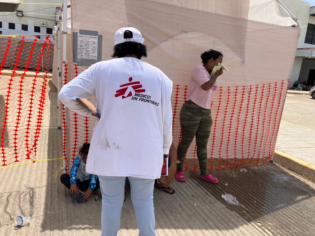 Personal de “Médicos sin fronteras” atiende a migrantes.