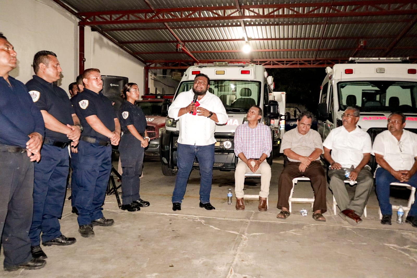Entrega gobierno juchiteco nueva ambulancia a Bomberos