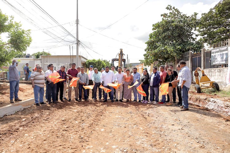 Inicia Miguel Sánchez Altamirano obra de pavimentación en La Ventosa