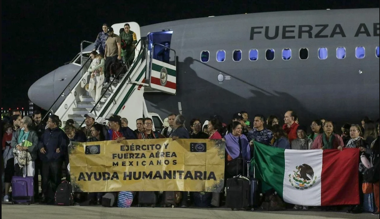 276 mexicanos que quedaron varados en Israel llegan a México