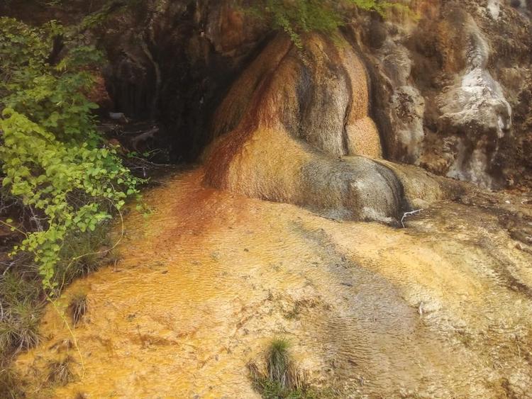 Empresario ligado a cementera Cruz Azul falsificó documentos para extraer material mineral en Cerro La Llovizna en Oaxaca