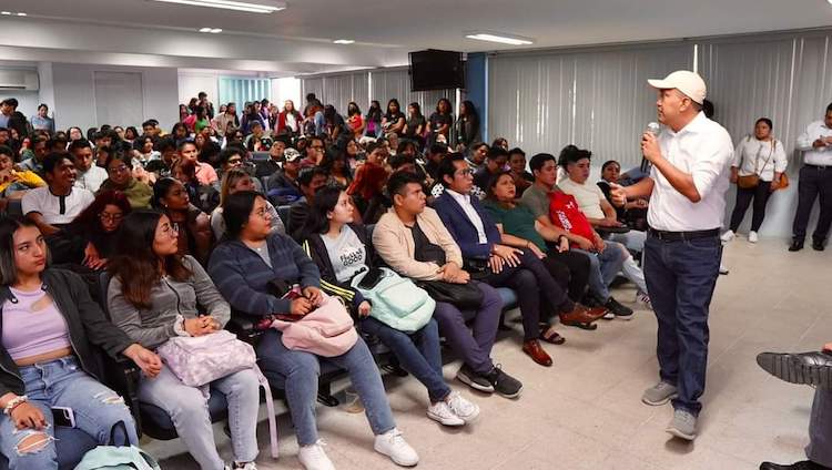 Llama Nino Morales a estudiantado de la UABJO a involucrarse en la política