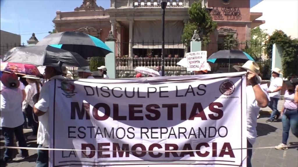 Cientos marchan en Oaxaca en rechazo al recorte presupuestal del Poder Judicial