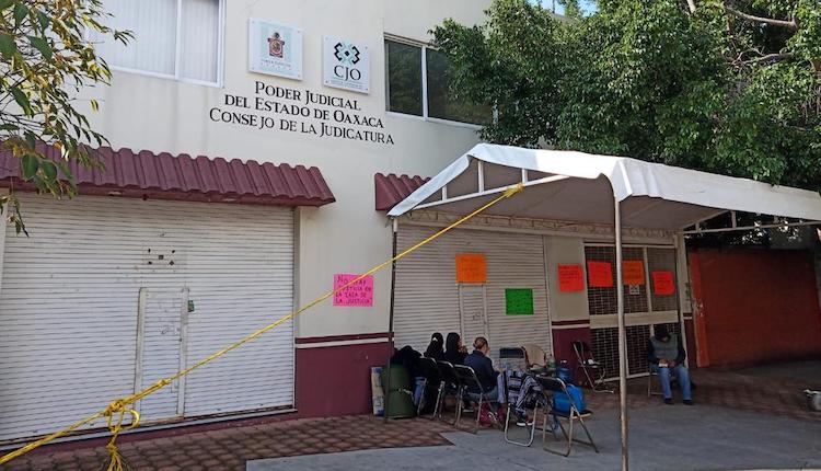 Cumplieron seis días cerrados tribunales del Poder Judicial de Oaxaca; titular prefiere tomarse foto con clase política