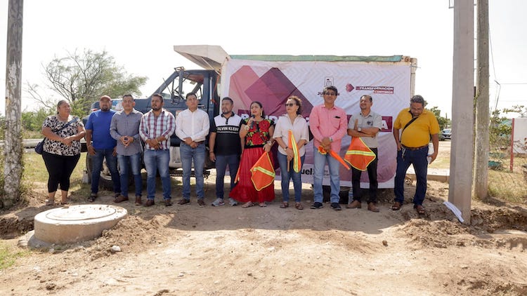 Con obra de pavimentación, dignifica gobierno juchiteco acceso de la colonia Libertad