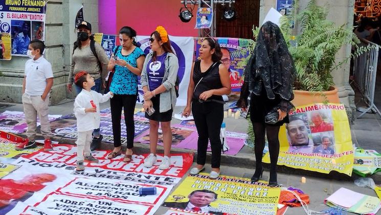 Instalan tendedero de “Muertos de hambre” para visibilizar a deudores alimentarios en Oaxaca