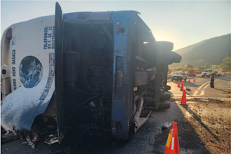 Nueva tragedia en Oaxaca: vuelca autobús con migrantes; fallecen 18