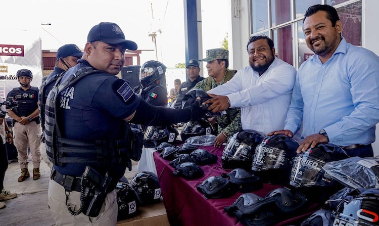 Miguel Sánchez Altamirano entrega chalecos balísticos y equipo táctico a Policía Municipal de Juchitán