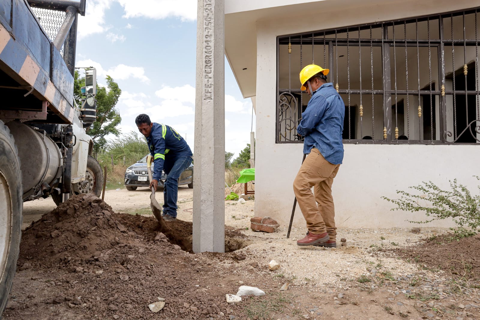 Miguel Sánchez Altamirano da banderazo a obra de electrificación, en Colonia Cándido Tacu